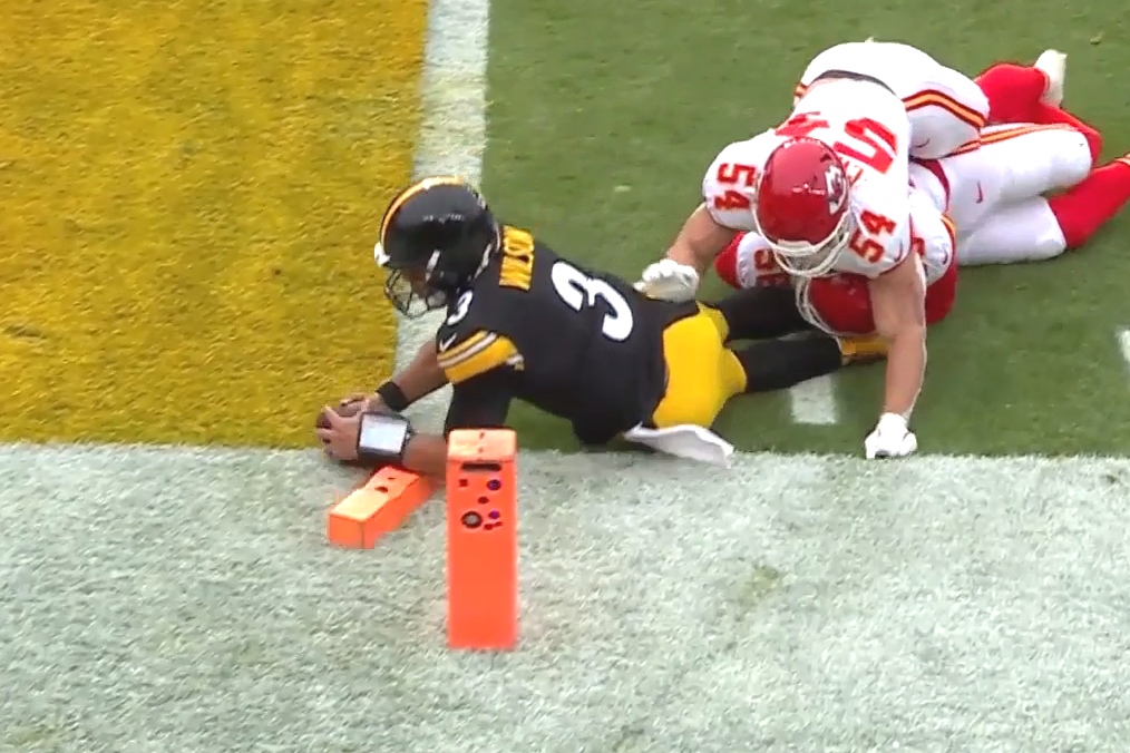 24 Week 17 KC PIT Wilson pylon
